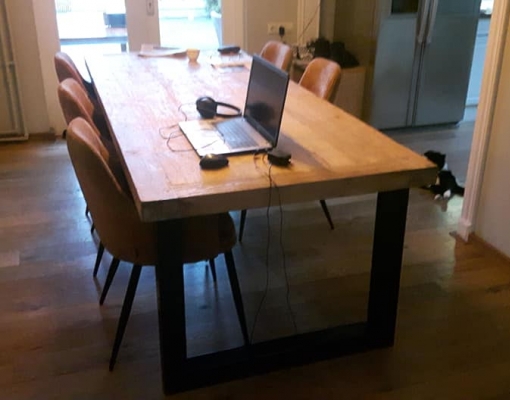 Tafel met metalen frame