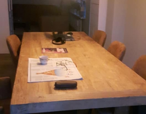 Tafel met metalen frame